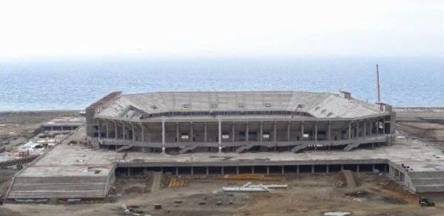 Babasını Ziyarete Gittiği Stad Inşaatından Düşen Genç Ağır Yaralandı