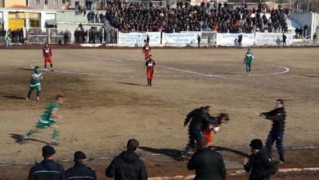 Ardahan Ve Kars Arasında 'maçta Küfür' Girdi