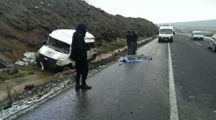 Şanlıurfa&rsquo;da Minib&uuml;s Şarampole Devrildi: 1 &Ouml;l&uuml;, 14 Yaralı