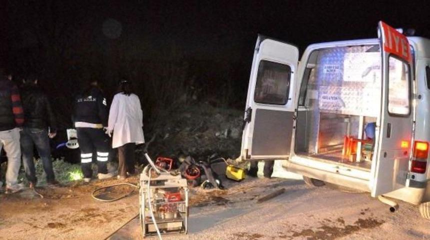 İ&ccedil;i Su Dolu Dereye U&ccedil;an Otomobil Heyecan Yarattı