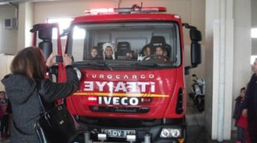 Minik &Ouml;ğrenciler İtfaiye Hizmet Binasını Ziyaret Etti