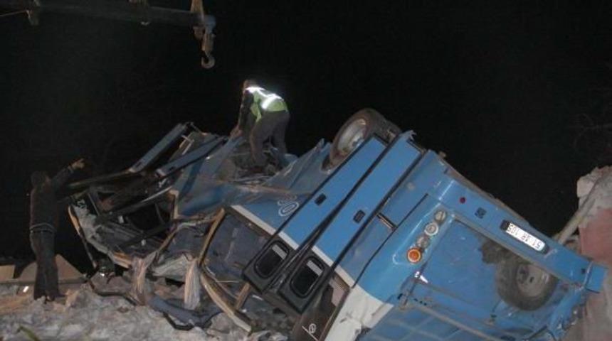 9'u &Uuml;niversiteli 11 Kişinin &Ouml;ld&uuml;ğ&uuml; Kazada Midib&uuml;s S&uuml;r&uuml;c&uuml;lerine Hapis Cezası