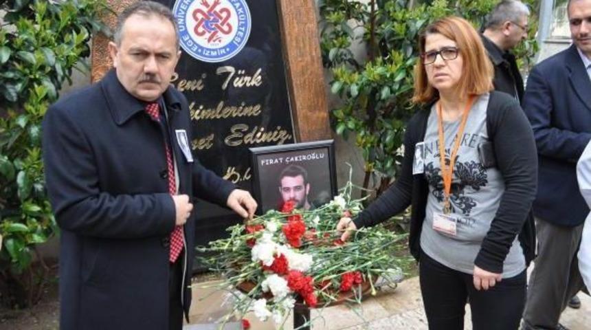 Sağlık&ccedil;ılardan Fırat &Ccedil;akıroğlu Eylemi