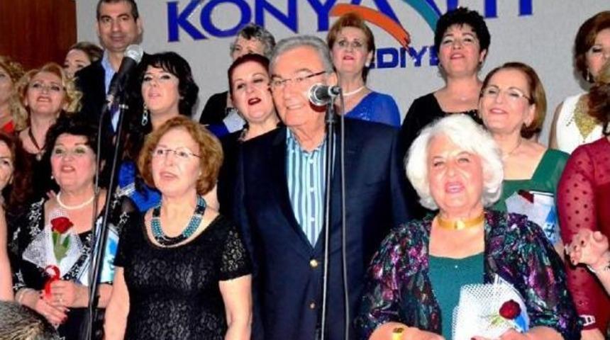 Deniz Baykal, Kadınlar Korosuyla Şarkı S&ouml;yledi
