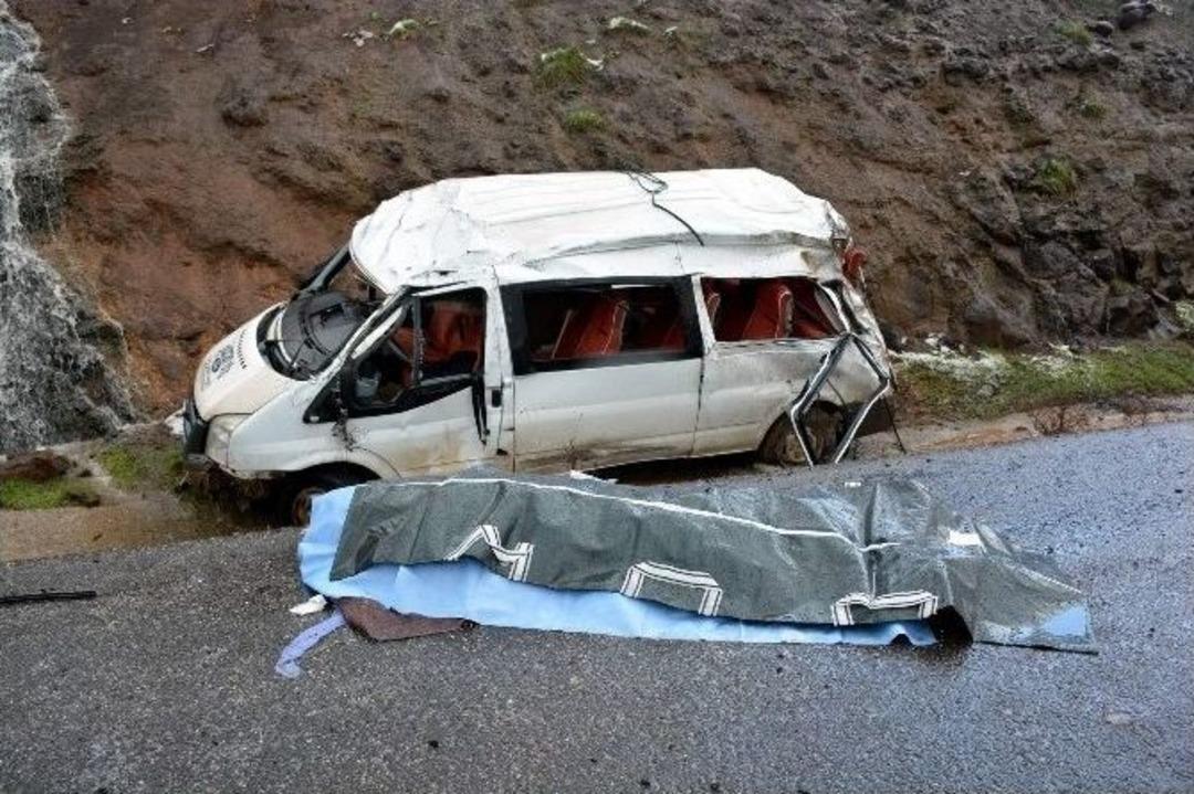 Minib&uuml;s Şarampole Devrildi: 1 &Ouml;l&uuml;, 12 Yaralı