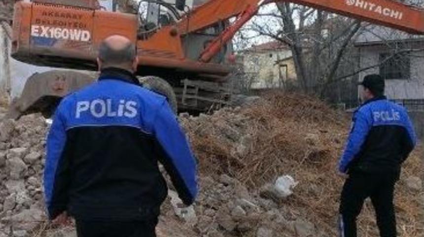 Aksaray&rsquo;da Metruk Binalar Yıkılıyor