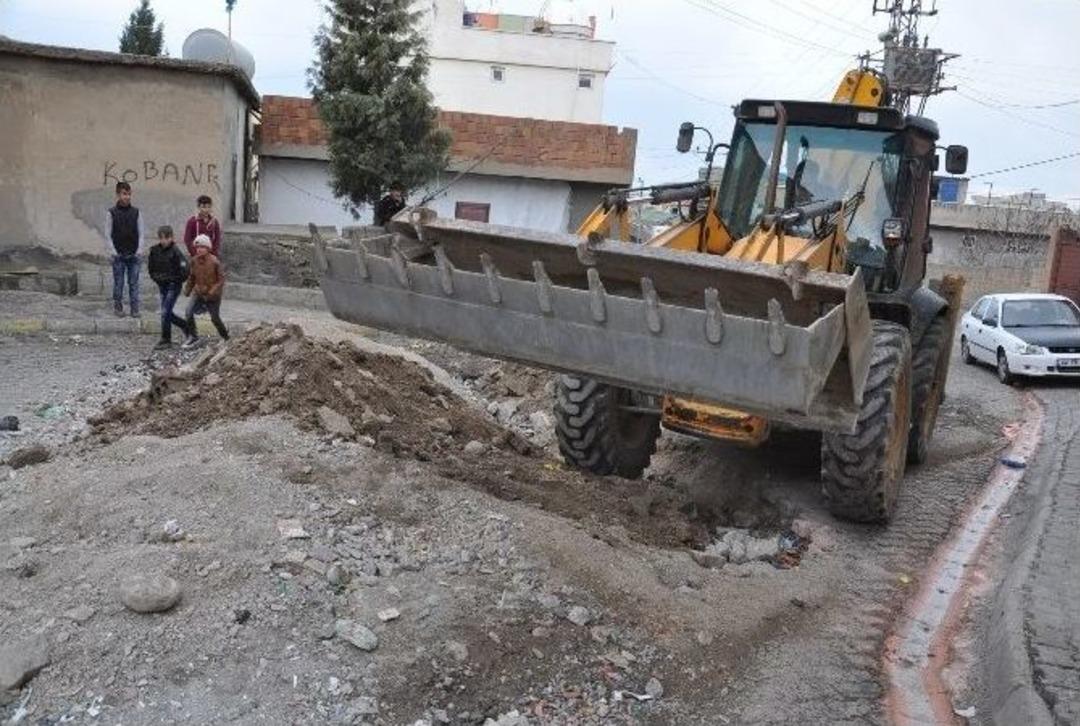 &Ccedil;adırlardan Sonra Hendekler De Kapatılmaya Başlandı