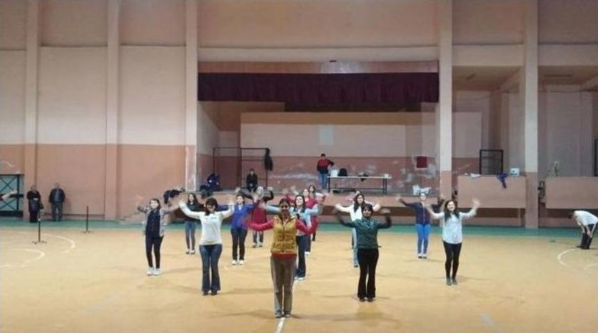 Edremitli Folklorcular T&uuml;rkiye Şampiyonasında M&uuml;cadele Edecek