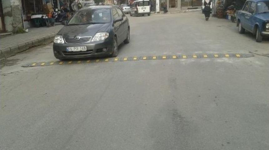 Edremit&rsquo;te Okul &Ouml;nlerine Hız Kesici Engeller Konuluyor