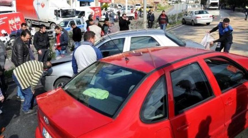 Karayoluna D&ouml;k&uuml;len Yağ Nedeniyle 10 Ara&ccedil; Birbirine Girdi