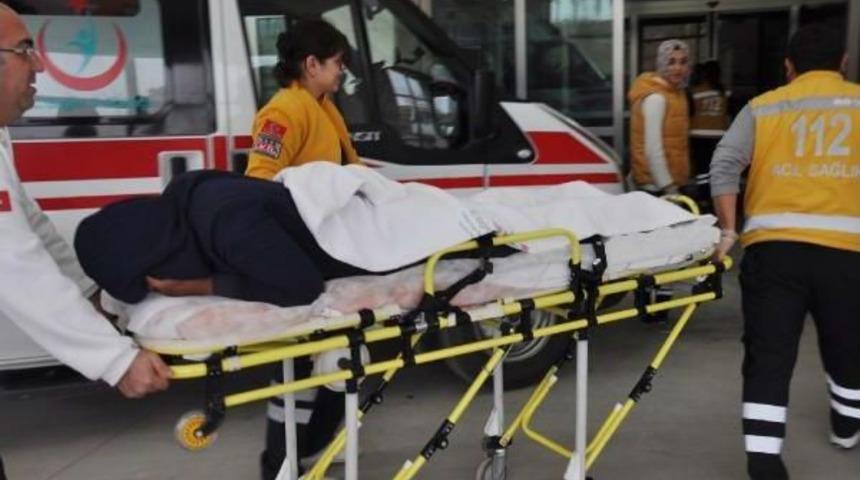 Arkadaş Şakası Y&uuml;z&uuml;nden Kal&ccedil;asına Kalem Saplandı