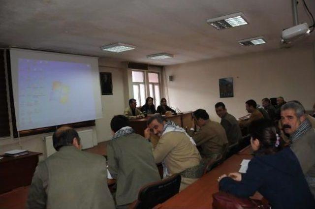 Hakkari'de Yöresel Kıyafetli Meclis Toplantısı