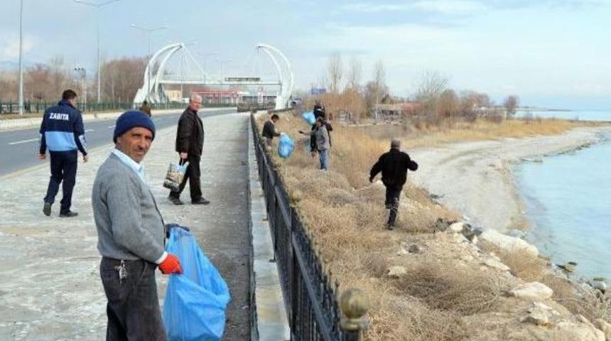 Van G&ouml;l&uuml; Sahilinde Bahar Temizliği
