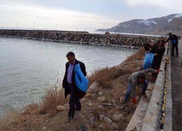 Van G&ouml;l&uuml; Sahilinde Bahar Temizliği 1