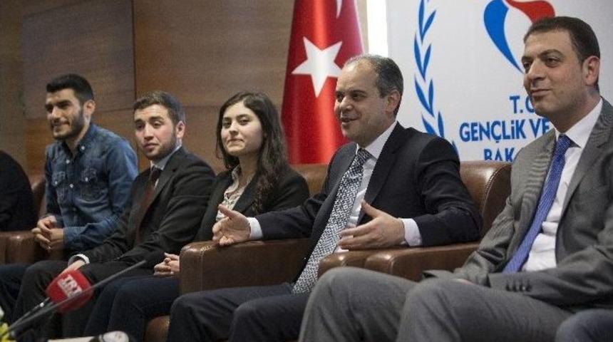 Bakan &Ccedil;ağatay Kılı&ccedil;, Manisa Celal Bayar &Uuml;niversitesi &Ouml;ğrencileriyle G&ouml;r&uuml;şt&uuml;