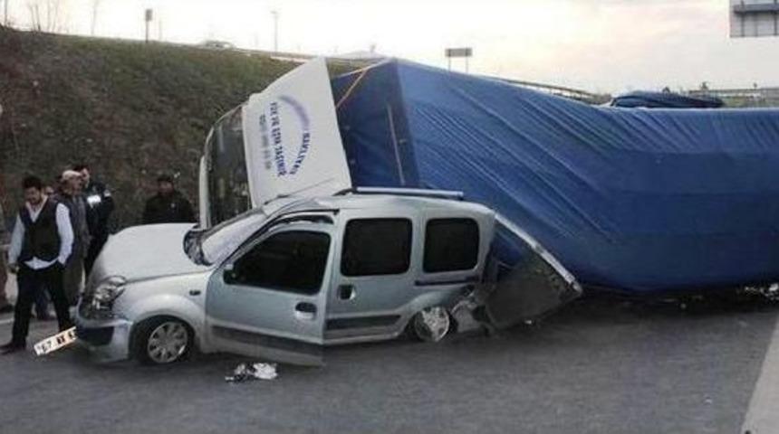 Tem'de Yağışta Kayan Tır 13 Araca Çarptı: 9 Yaralı