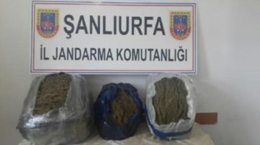 Otomobil Bagajında 25 Kilo Esrar Ele Ge&ccedil;ti