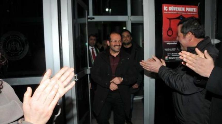 Eskişehir'de 'usulsüz Dinleme' Operasyonunda Gözaltına Alınan 20 Polis Adliyeye Sevk Edildi (2)