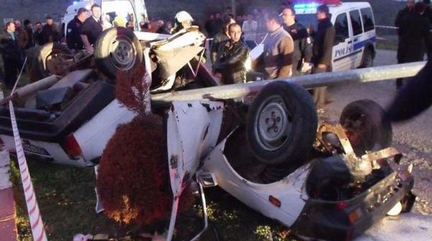 Otomobil, Direğe Çarpıp Ikiye Bölündü: 2 Ölü, 5 Yaralı