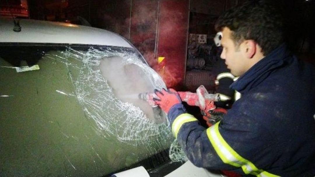 İtfaiye, Yanan Araca Camını Kırarak M&uuml;dahale Etti