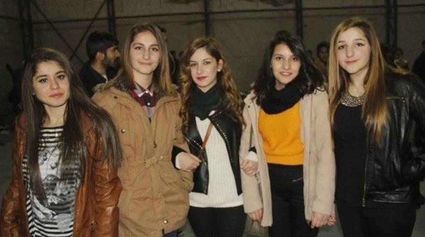 K&uuml;rt Sanat&ccedil;ı Mem Ararat Hakkari&rsquo;de Konser Verdi