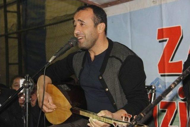 Kürt Sanatçı Mem Ararat Hakkari’de Konser Verdi