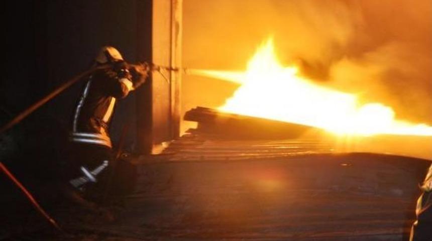 Doğalgaz Tesisi Yanındaki Depo Yangını Korkuttu