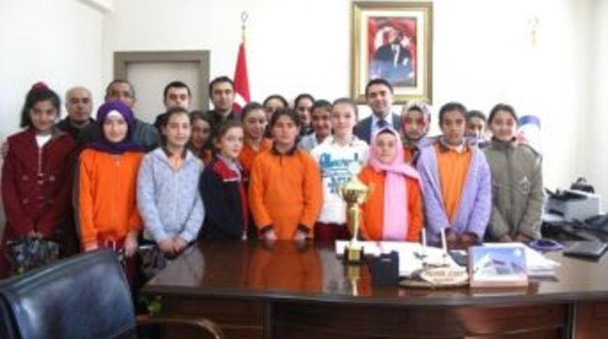 Acıg&ouml;l Kaymakamı &Ccedil;akır, Başarılı &Ouml;ğrenileri &Ouml;d&uuml;llendirdi