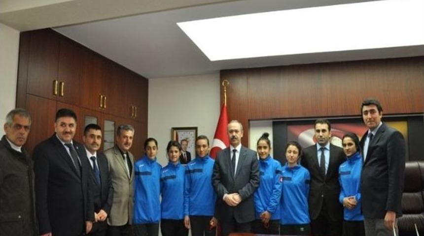 Şampiyon Kızlardan Vali B&uuml;y&uuml;kersoy&rsquo;a Ziyaret