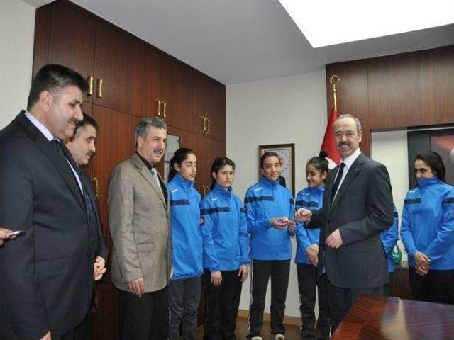 Şampiyon Kızlardan Vali B&uuml;y&uuml;kersoy&rsquo;a Ziyaret 1