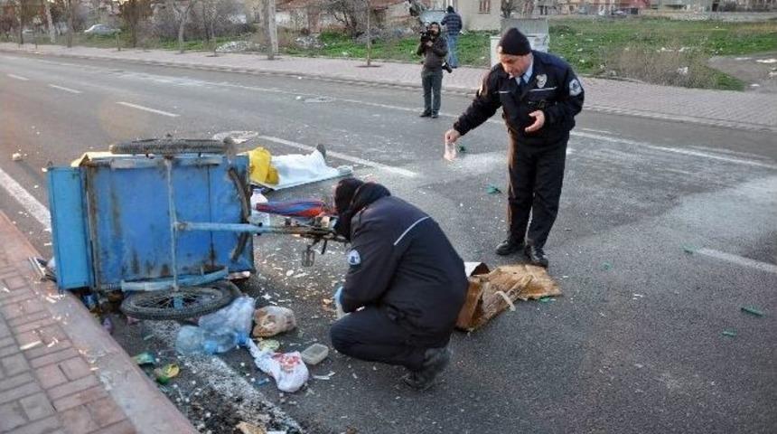 Otomobilin &Ccedil;arptığı Simit&ccedil;i &Ouml;ld&uuml;