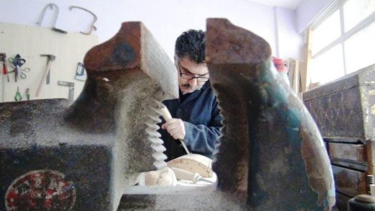 (&ouml;zel Haber) Y&uuml;zlerce Yıllık Sanat Onun Ellerinde Hayat Buluyor