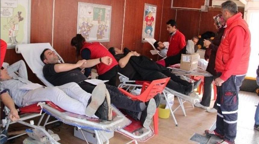 Elazığ&rsquo;da 3 G&uuml;nde 400 Kişi Kan Bağışında Bulundu