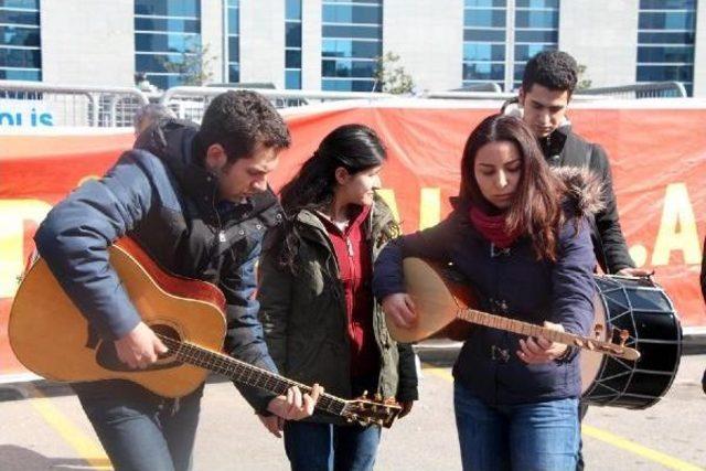 Hasan Ferit Gedik Duruşmasına Şarkılı Türkülü Destek