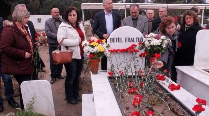 Hayatını Kaybeden &Ouml;ğretmenler Mezarı Başında Anıldı