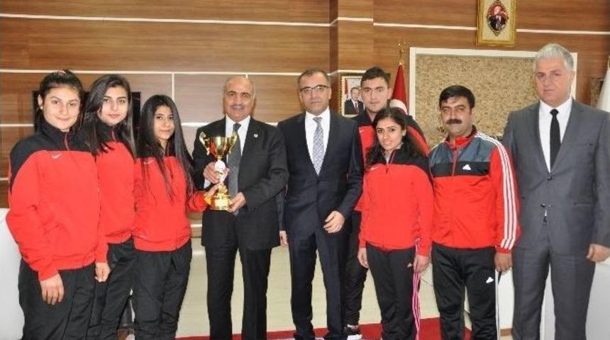 Batman &Uuml;niversitesi Rekt&ouml;r&uuml; Ulu&ccedil;am Sporcuları Makamında Ağırladı