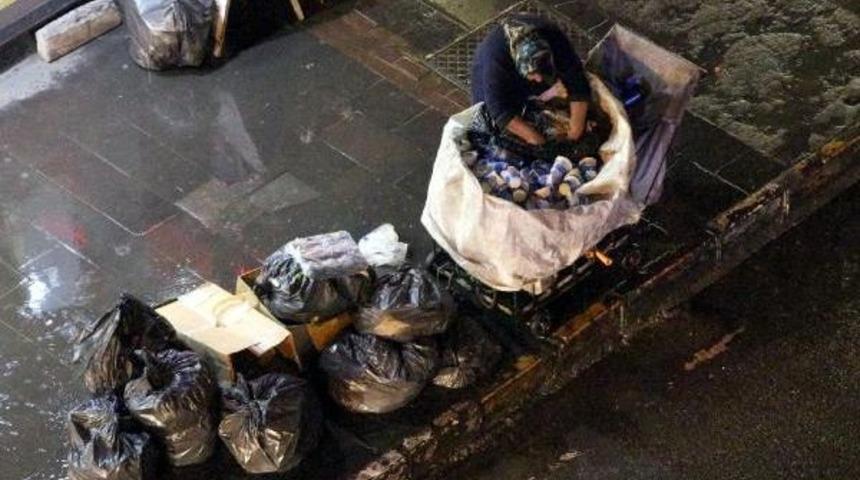 Yağmur Altında Plastik Şişe Topladı