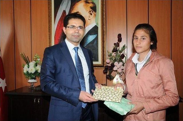 Batman Milli Eğitim Müdürü Çelik, Başarılı Korsçu Rukeni Kutladı 1