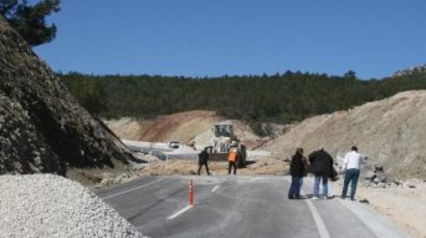 Heyelan Nedeniyle Kapanan Yolda &Ccedil;alışmalar S&uuml;r&uuml;yor