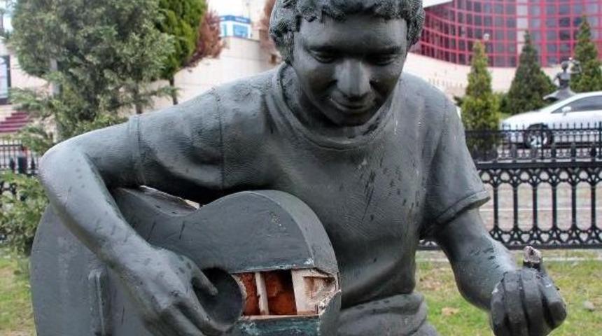 Gitar &Ccedil;alan &Ccedil;ocuk Heykeline Saldırı