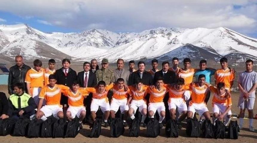 Ekin&ouml;z&uuml; Belediyesi&rsquo;nden Amat&ouml;r Takıma Destek