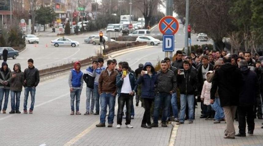 Ş&uuml;pheli Paketten Parke Taşı &Ccedil;ıktı