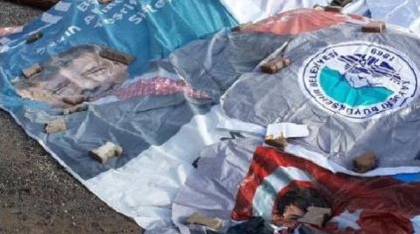 Davutoğlu'nun Bayraklı Posteri, Kum Yığınına Branda Olmuş