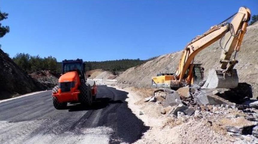 Heyelan Nedeniyle Yol Yarım Metre Y&uuml;kseldi (2)