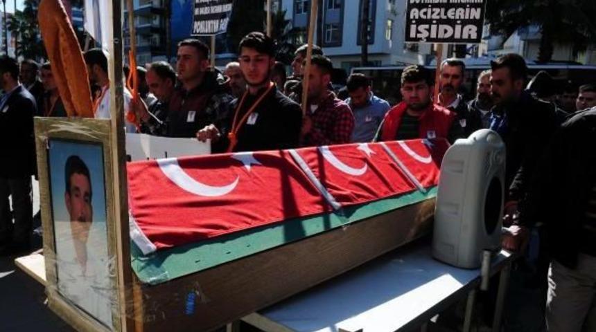 Seyyar Satıcılardan Belediye &Ouml;n&uuml;nde Tabutlu Eylem