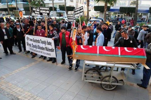 Seyyar Satıcılardan Belediye &Ouml;n&uuml;nde Tabutlu Eylem 3