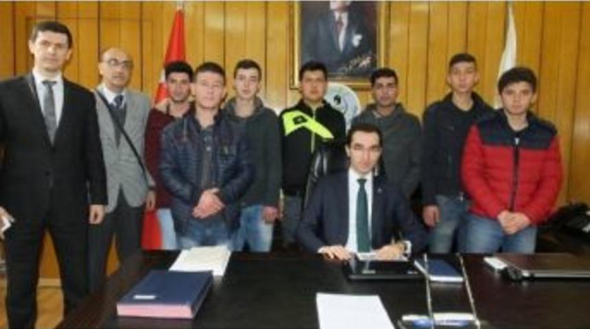 Burhaniye&rsquo;de Almanya Yolcusu &Ouml;ğrencilerin Kaymakam Ziyareti