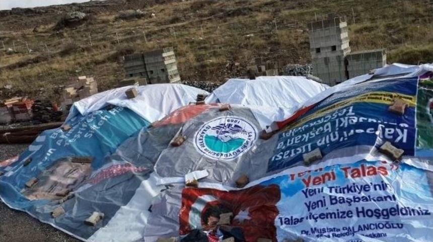 Başbakan&rsquo;ın Fotoğrafının Bulunduğu Afişler Moloz Yığınlarının &Uuml;st&uuml;ne &Ouml;rt&uuml;ld&uuml;