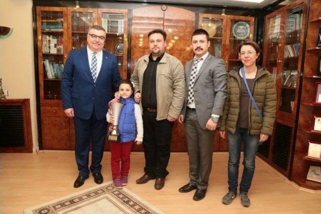 Minik Şampiyondan Kırklareli Belediye Başkanı Kesimoğlu’na Ziyaret