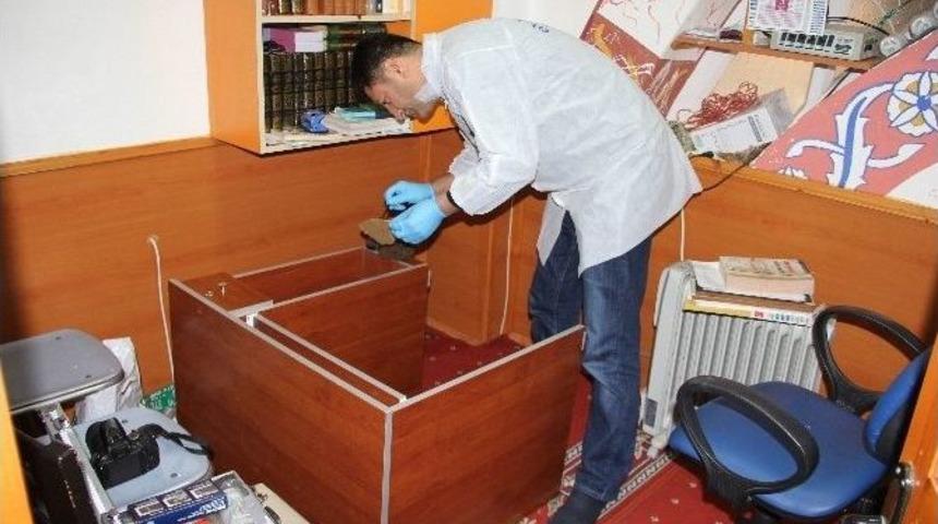 Hırsız Camiden Para &Ccedil;aldı